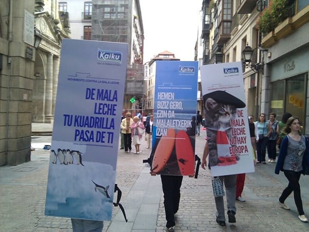 Pegada de carteles con azafatas Paterna